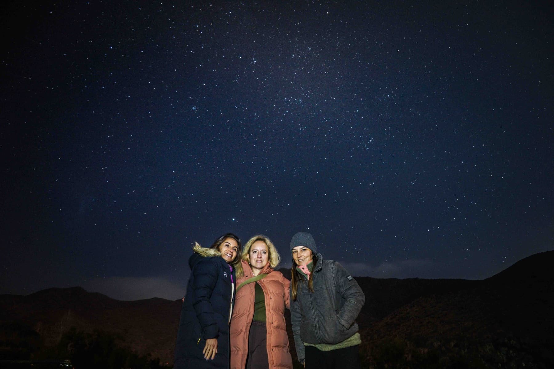 Un grupo de visitantes bajo el cielo estrellado del Molle, en una observación de Astronomy Adventures.
